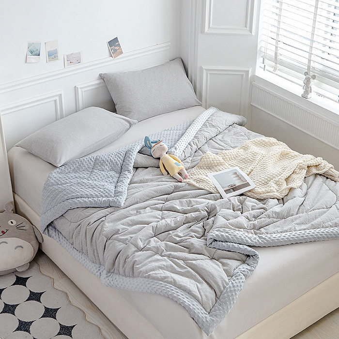 91家纺网 家纺一手货源 找家纺 天瑜家纺 2025新款全棉纯棉色织水洗棉手包豆豆被大豆被被子被芯 灰细条纹