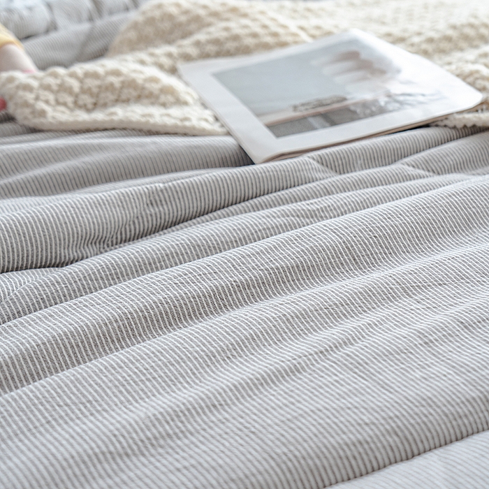 91家纺网 家纺一手货源 找家纺 天瑜家纺 2025新款全棉纯棉色织水洗棉手包豆豆被大豆被被子被芯 灰细条纹