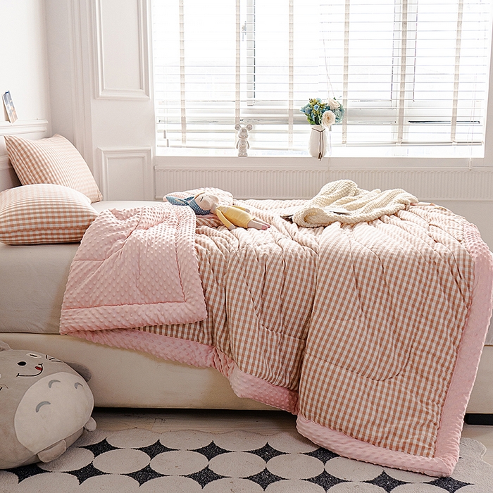 91家纺网 家纺一手货源 找家纺 天瑜家纺 2025新款全棉纯棉色织水洗棉手包豆豆被大豆被被子被芯 粉小格