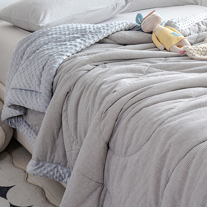 91家纺网 家纺一手货源 找家纺 天瑜家纺 2025新款全棉纯棉色织水洗棉手包豆豆被大豆被被子被芯 灰细条纹
