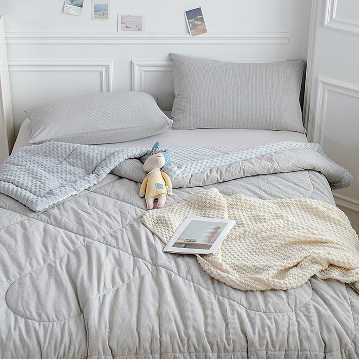 91家纺网 家纺一手货源 找家纺 天瑜家纺 2025新款全棉纯棉色织水洗棉手包豆豆被大豆被被子被芯 灰细条纹