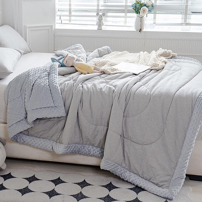 91家纺网 家纺一手货源 找家纺 天瑜家纺 2025新款全棉纯棉色织水洗棉手包豆豆被大豆被被子被芯 灰细条纹