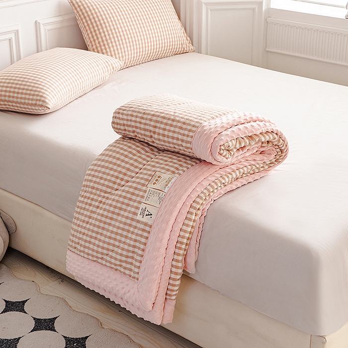 91家纺网 家纺一手货源 找家纺 天瑜家纺 2025新款全棉纯棉色织水洗棉手包豆豆被大豆被被子被芯 粉小格