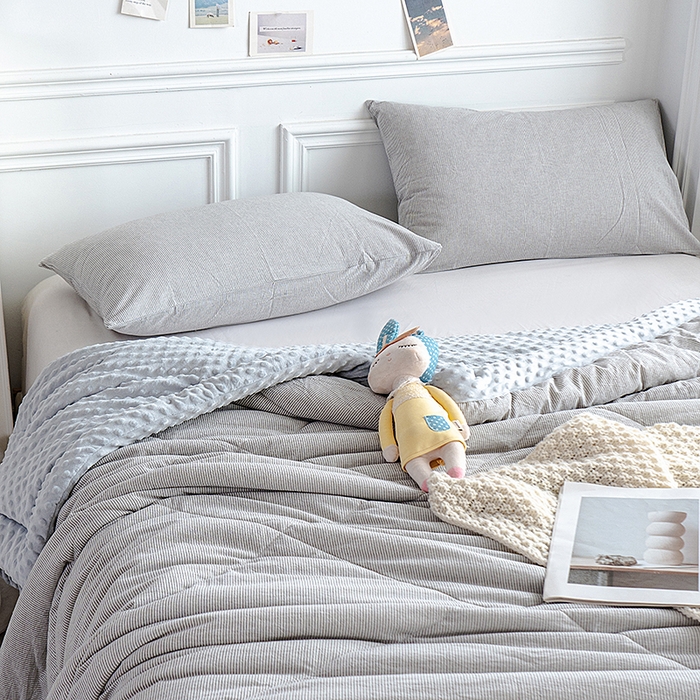 91家纺网 家纺一手货源 找家纺 天瑜家纺 2025新款全棉纯棉色织水洗棉手包豆豆被大豆被被子被芯 灰细条纹