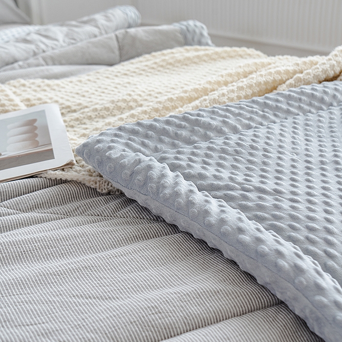 91家纺网 家纺一手货源 找家纺 天瑜家纺 2025新款全棉纯棉色织水洗棉手包豆豆被大豆被被子被芯 灰细条纹