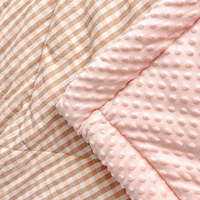 91家纺网 家纺一手货源 找家纺 天瑜家纺 2025新款全棉纯棉色织水洗棉手包豆豆被大豆被被子被芯 粉小格