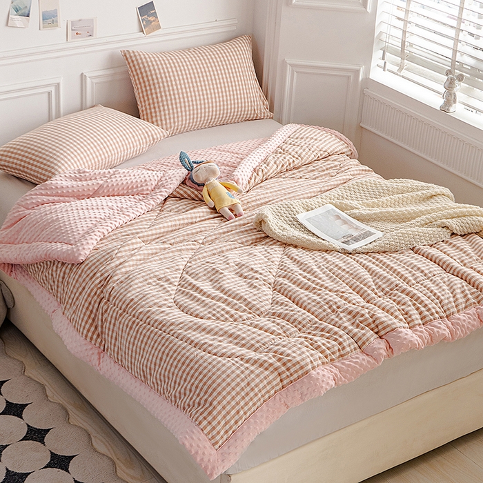 91家纺网 家纺一手货源 找家纺 天瑜家纺 2025新款全棉纯棉色织水洗棉手包豆豆被大豆被被子被芯 粉小格