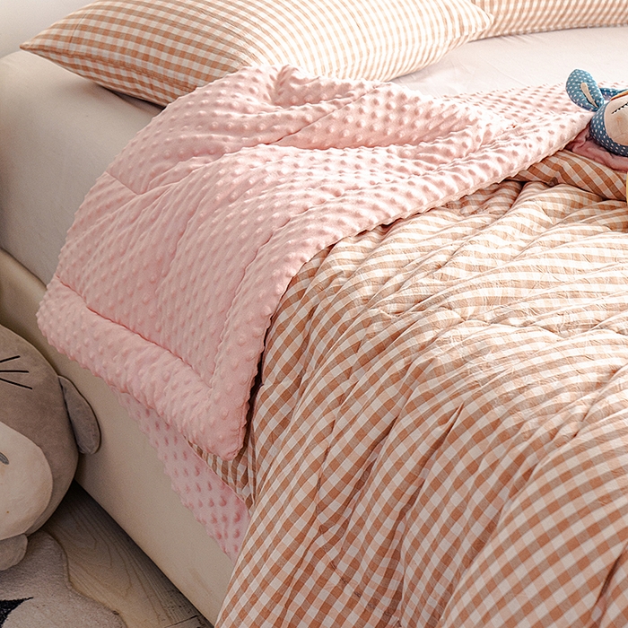 91家纺网 家纺一手货源 找家纺 天瑜家纺 2025新款全棉纯棉色织水洗棉手包豆豆被大豆被被子被芯 粉小格