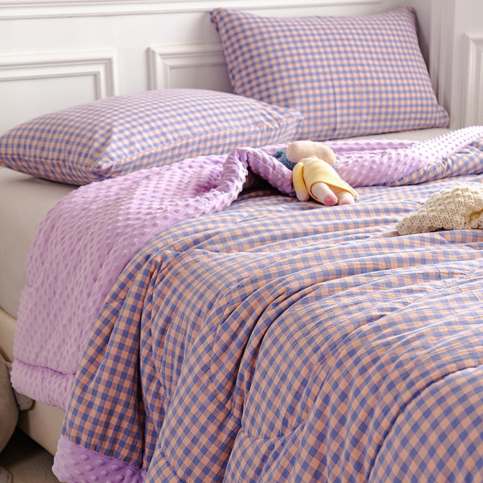 91家纺网 家纺一手货源 找家纺 天瑜家纺 2025新款全棉纯棉色织水洗棉手包豆豆被大豆被被子被芯 紫粉小格