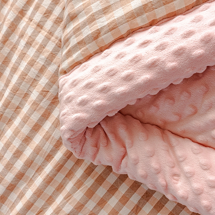 91家纺网 家纺一手货源 找家纺 天瑜家纺 2025新款全棉纯棉色织水洗棉手包豆豆被大豆被被子被芯 粉小格