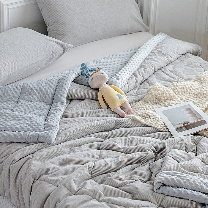 91家纺网 家纺一手货源 找家纺 天瑜家纺 2025新款全棉纯棉色织水洗棉手包豆豆被大豆被被子被芯 灰细条纹