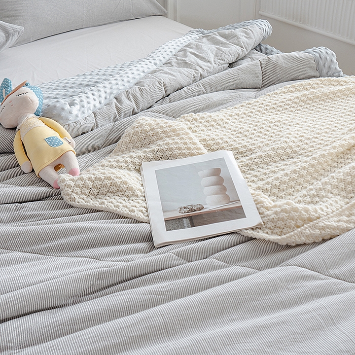 91家纺网 家纺一手货源 找家纺 天瑜家纺 2025新款全棉纯棉色织水洗棉手包豆豆被大豆被被子被芯 灰细条纹