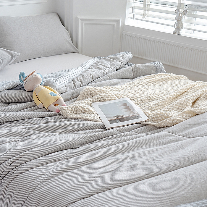 91家纺网 家纺一手货源 找家纺 天瑜家纺 2025新款全棉纯棉色织水洗棉手包豆豆被大豆被被子被芯 灰细条纹