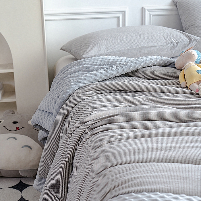 91家纺网 家纺一手货源 找家纺 天瑜家纺 2025新款全棉纯棉色织水洗棉手包豆豆被大豆被被子被芯 灰细条纹
