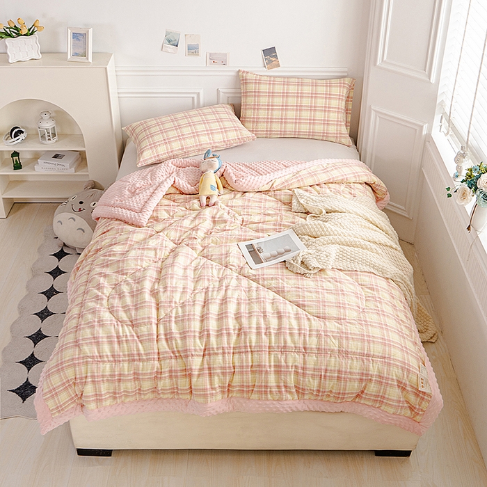 91家纺网 家纺一手货源 找家纺 天瑜家纺 2025新款全棉纯棉色织水洗棉手包豆豆被大豆被被子被芯 布叮粉