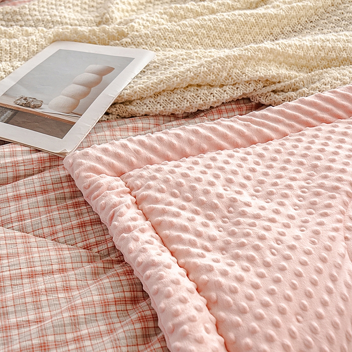 91家纺网 家纺一手货源 找家纺 天瑜家纺 2025新款全棉纯棉色织水洗棉手包豆豆被大豆被被子被芯 洋气红