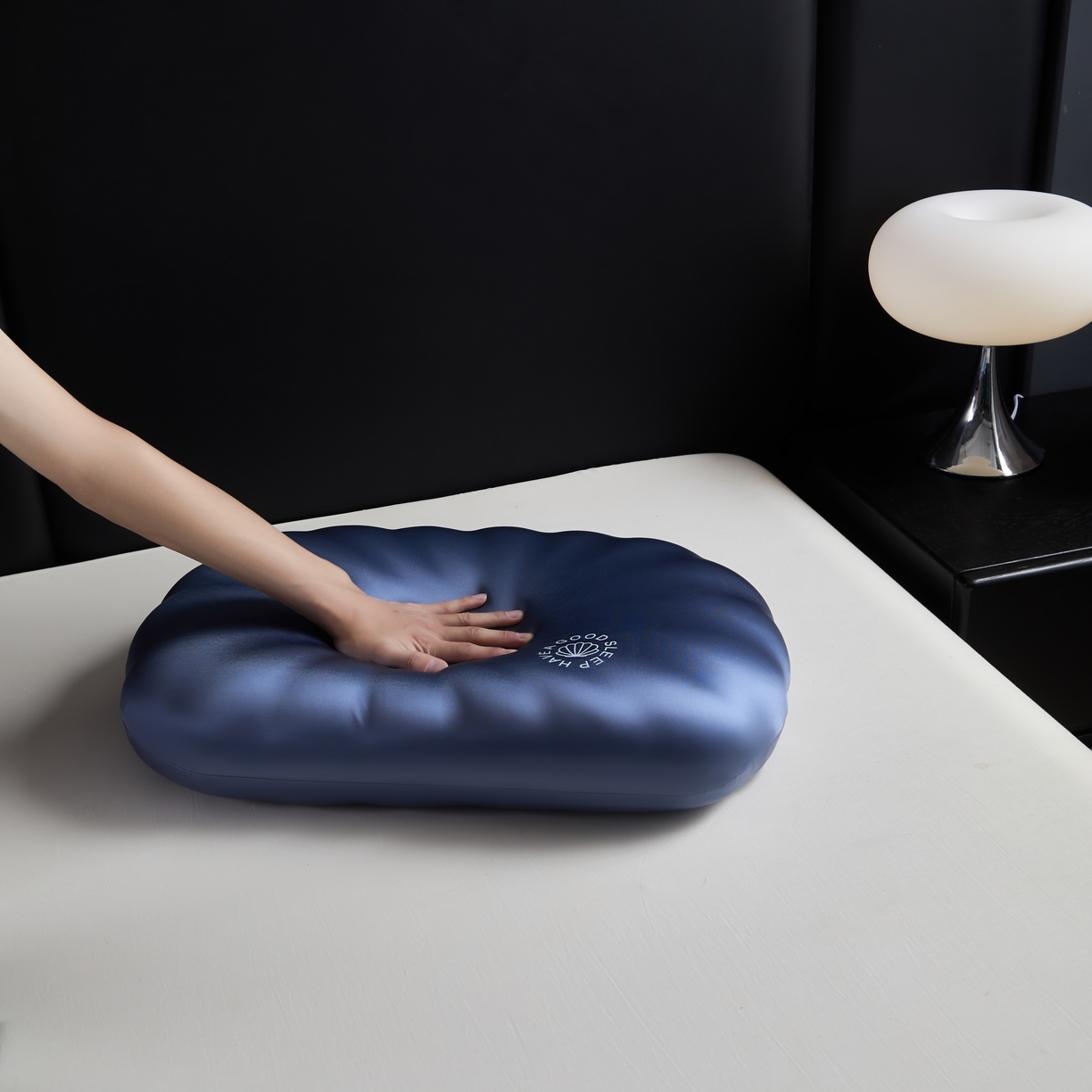 91家纺网 家纺一手货源 找家纺 芯链  2025年新款生物基贝壳枕 深蓝色