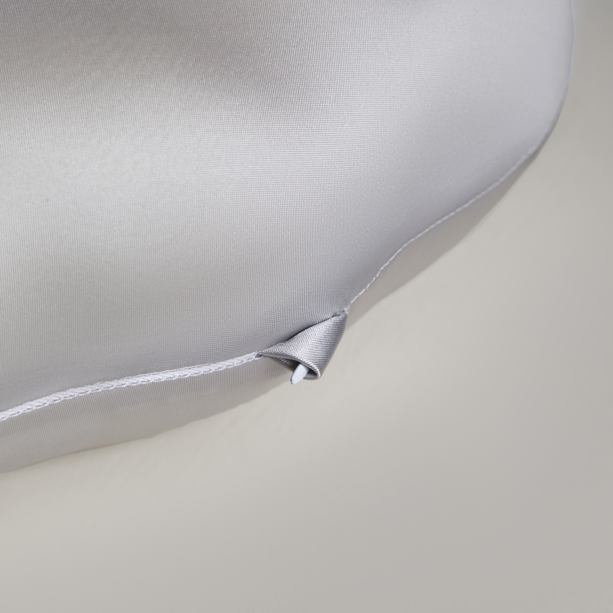 91家纺网 家纺一手货源 找家纺 芯链  2025年新款生物基贝壳枕 银灰色