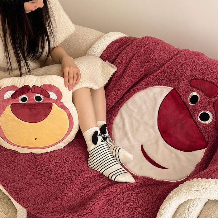 91家纺网 家纺一手货源 找家纺 小叮当家纺仓储工厂店 2025新款A类母婴级迪士尼毛毯牛奶绒毯珊瑚绒毛毯沙发毯盖毯雪花绒毛毯午睡毯子 贴布绣-红色草莓熊