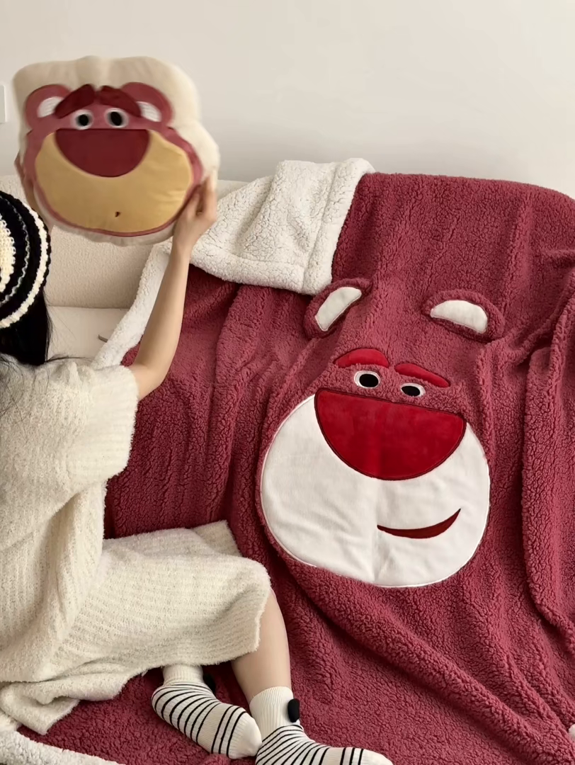 91家纺网 家纺一手货源 找家纺 小叮当家纺仓储工厂店 2025新款A类母婴级迪士尼毛毯牛奶绒毯珊瑚绒毛毯沙发毯盖毯雪花绒毛毯午睡毯子 贴布绣-红色草莓熊