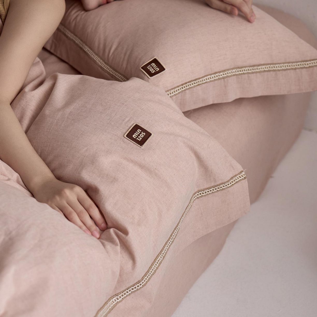 91家纺网 家纺一手货源 找家纺 涵宸家纺 2025新款A类棉麻四件套-简慕 简慕-浅粉