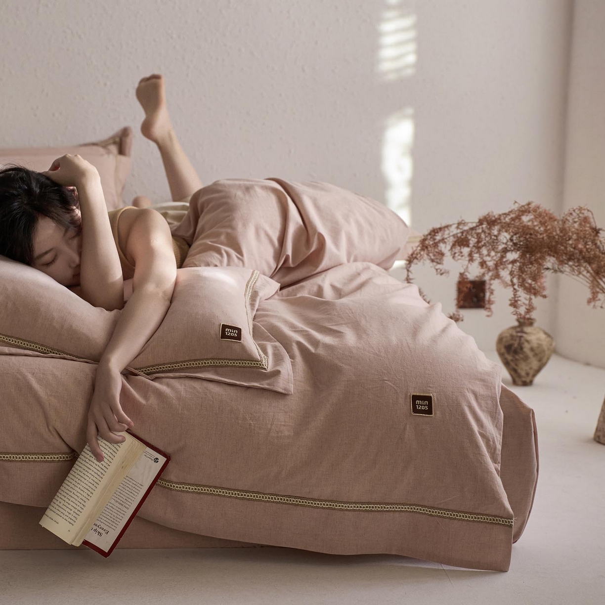 91家纺网 家纺一手货源 找家纺 涵宸家纺 2025新款A类棉麻四件套-简慕 简慕-浅粉