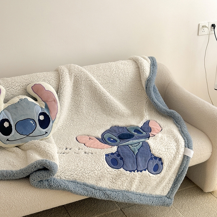91家纺网 家纺一手货源 找家纺 小叮当家纺仓储工厂店 2025新款A类母婴级迪士尼毛毯牛奶绒毯珊瑚绒毛毯沙发毯盖毯雪花绒毛毯午睡毯子 贴布绣-卖萌史迪仔