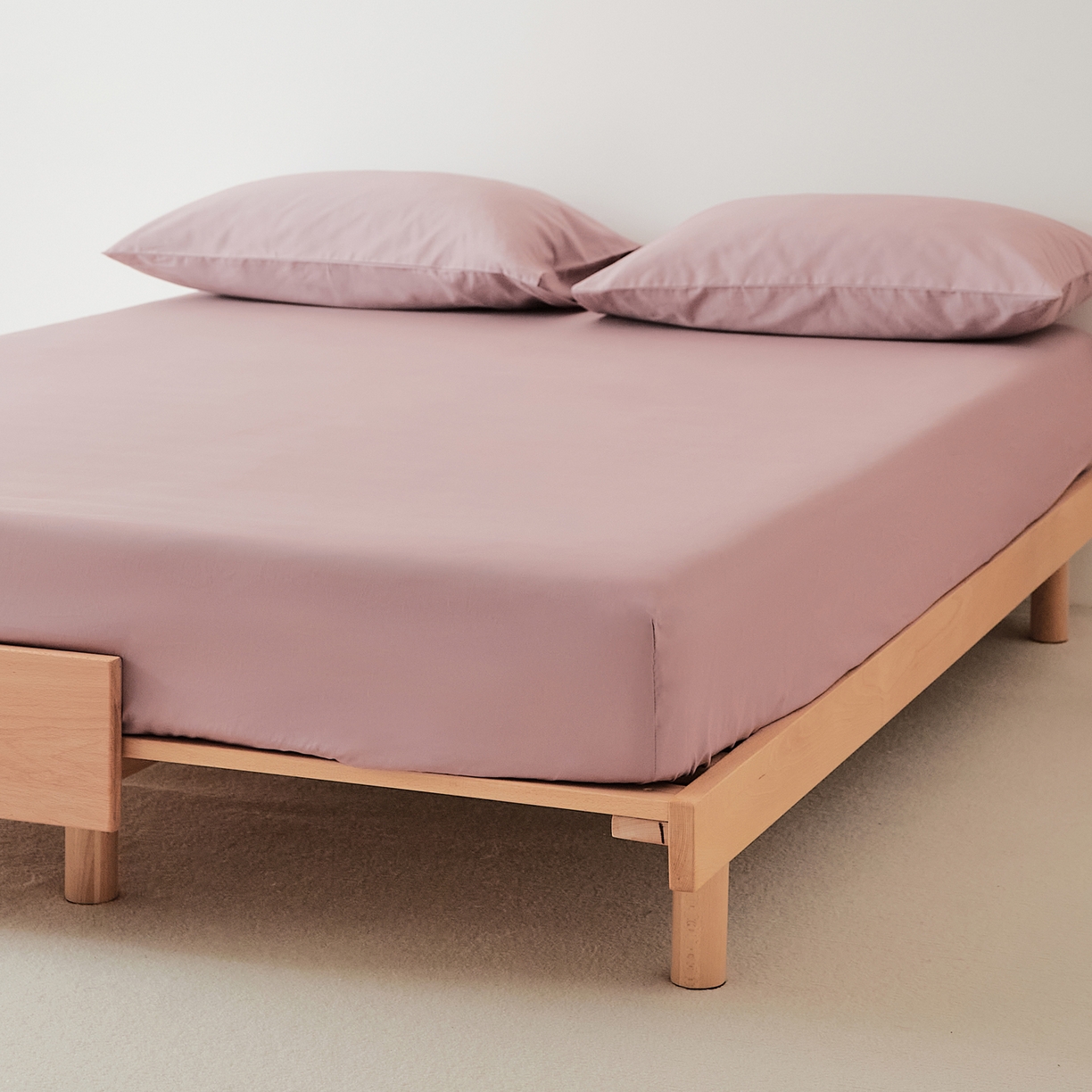 91家纺网 家纺一手货源 找家纺 EH家居 2025新款全棉磨毛纯色单床笠-云栖系列 粉紫色