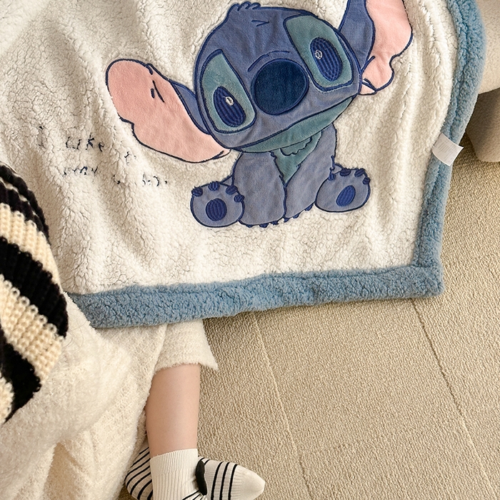 91家纺网 家纺一手货源 找家纺 小叮当家纺仓储工厂店 2025新款A类母婴级迪士尼毛毯牛奶绒毯珊瑚绒毛毯沙发毯盖毯雪花绒毛毯午睡毯子 贴布绣-卖萌史迪仔