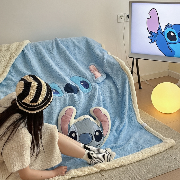 91家纺网 家纺一手货源 找家纺 小叮当家纺仓储工厂店 2025新款A类母婴级迪士尼毛毯牛奶绒毯珊瑚绒毛毯沙发毯盖毯雪花绒毛毯午睡毯子 贴布绣-史迪仔