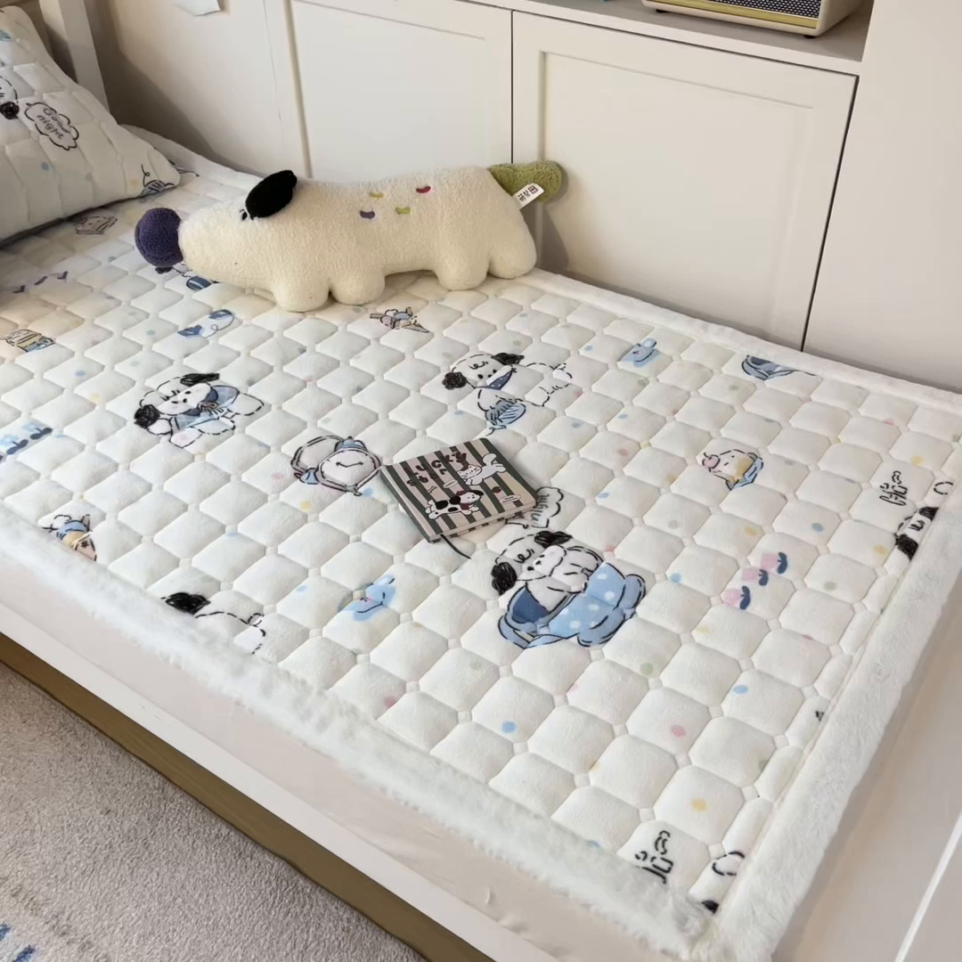 91家纺网 家纺一手货源 找家纺 （总）丝幔家纺 2025新款牛奶绒印花床护垫学生款