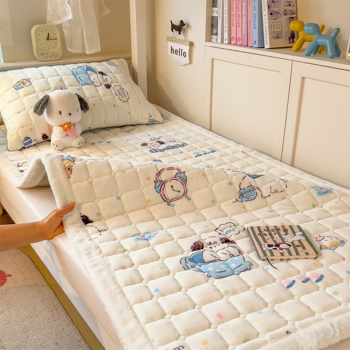 91家纺网 家纺一手货源 找家纺 （总）丝幔家纺 2025新款牛奶绒印花床护垫学生款