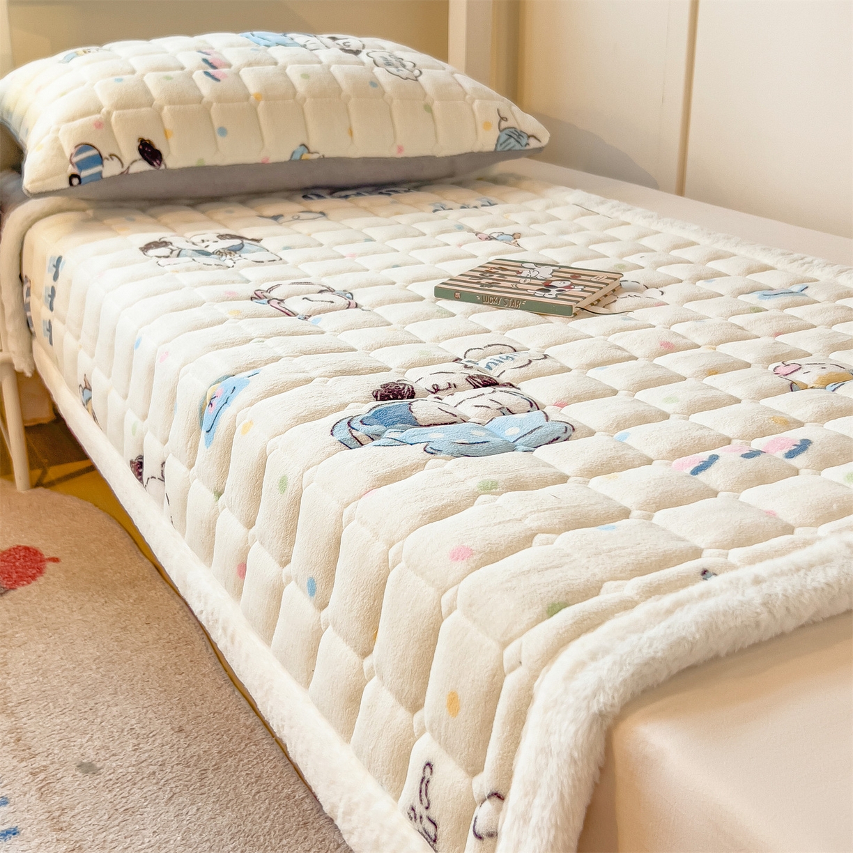 91家纺网 家纺一手货源 找家纺 （总）丝幔家纺 2025新款牛奶绒印花床护垫学生款