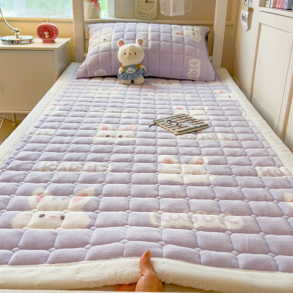 91家纺网 家纺一手货源 找家纺 （总）丝幔家纺 2025新款牛奶绒印花床护垫学生款