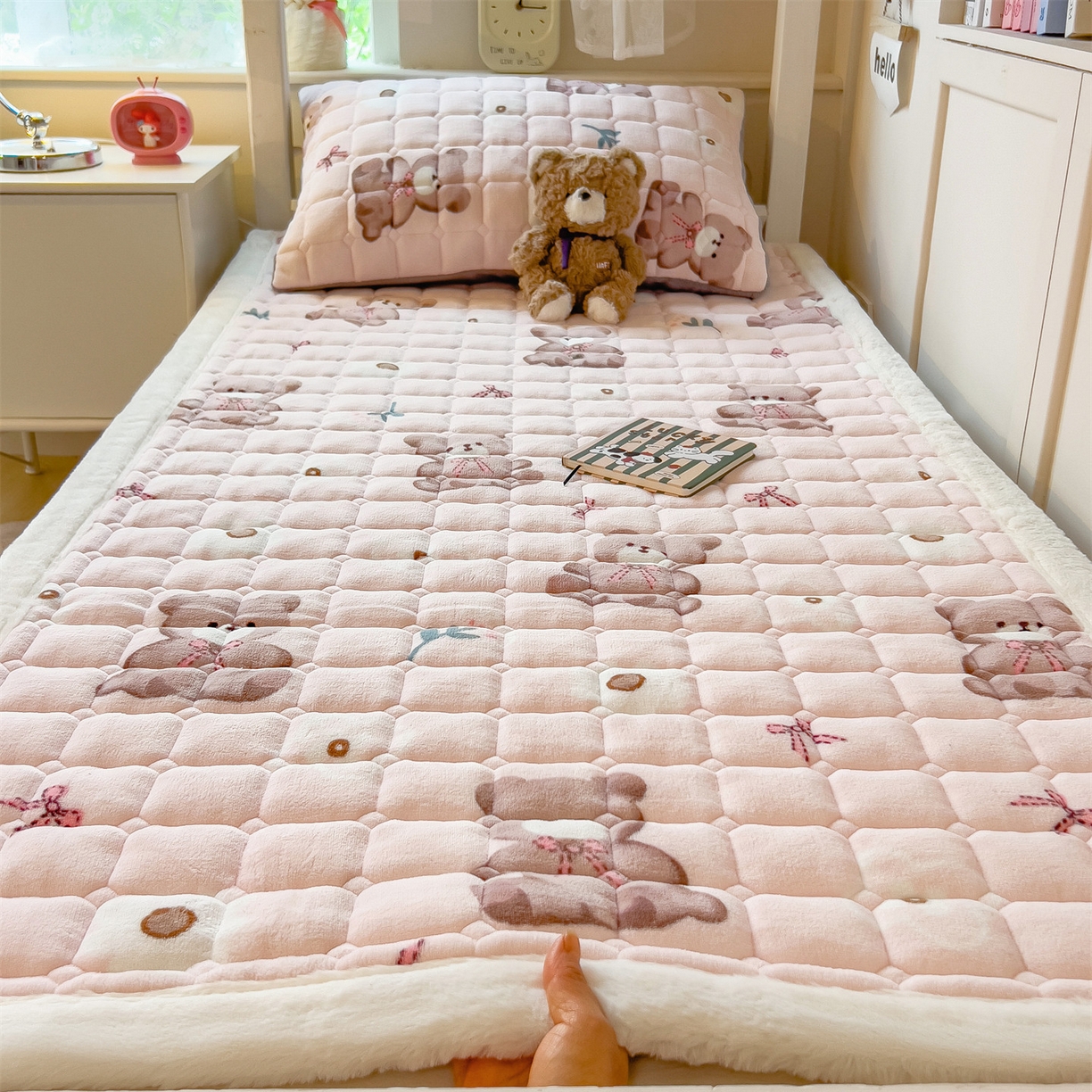 91家纺网 家纺一手货源 找家纺 （总）丝幔家纺 2025新款牛奶绒印花床护垫学生款