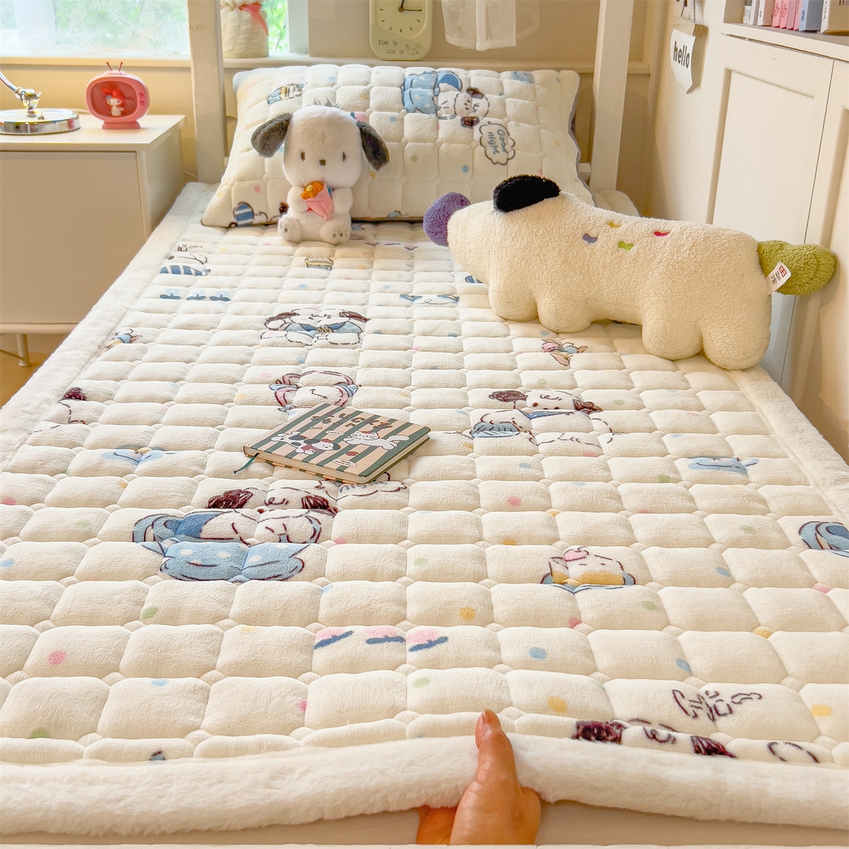 91家纺网 家纺一手货源 找家纺 （总）丝幔家纺 2025新款牛奶绒印花床护垫学生款