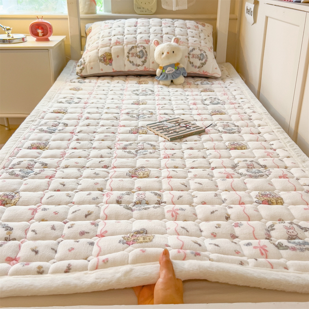 91家纺网 家纺一手货源 找家纺 （总）丝幔家纺 2025新款牛奶绒印花床护垫学生款