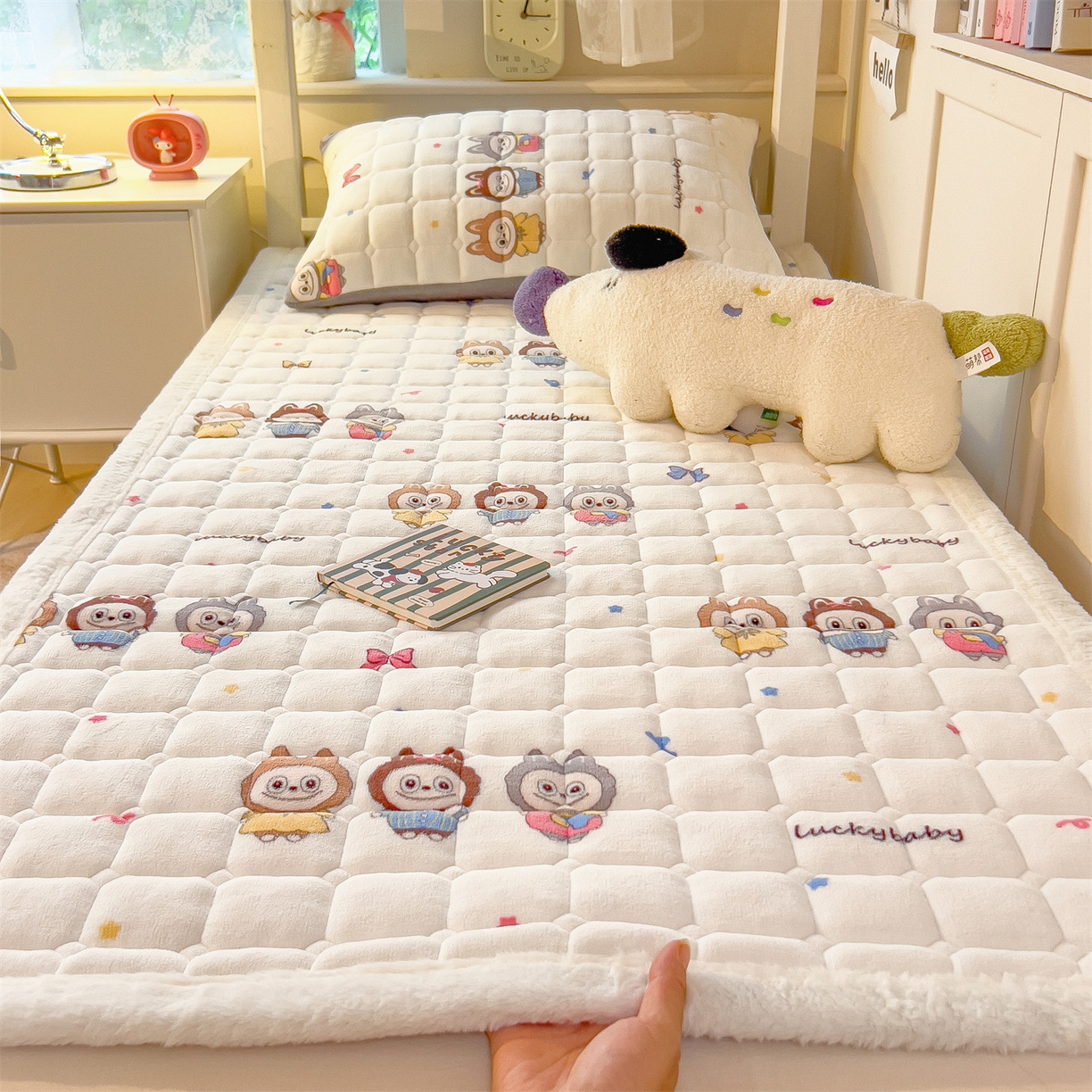 91家纺网 家纺一手货源 找家纺 （总）丝幔家纺 2025新款牛奶绒印花床护垫学生款