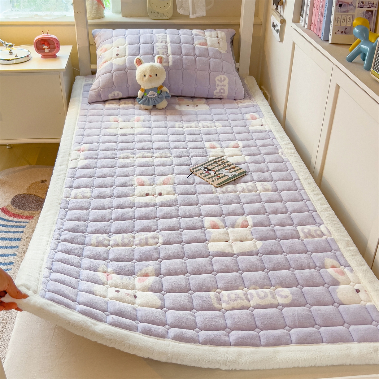 91家纺网 家纺一手货源 找家纺 丝幔家纺 2025新款牛奶绒印花床护垫学生款 大白兔紫