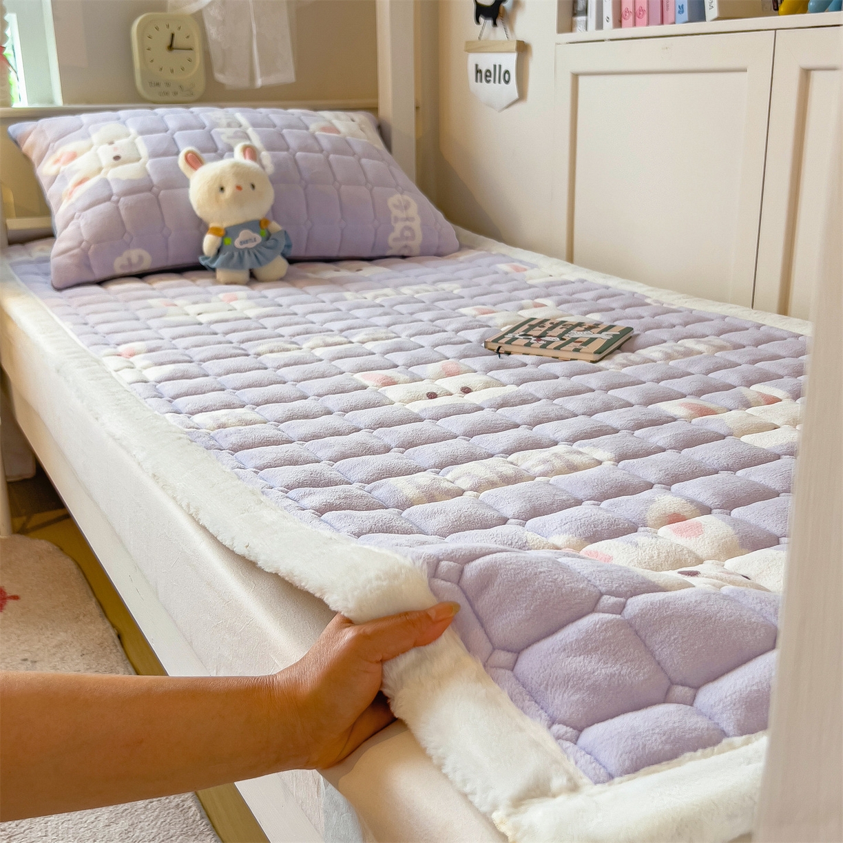 91家纺网 家纺一手货源 找家纺 丝幔家纺 2025新款牛奶绒印花床护垫学生款 大白兔紫