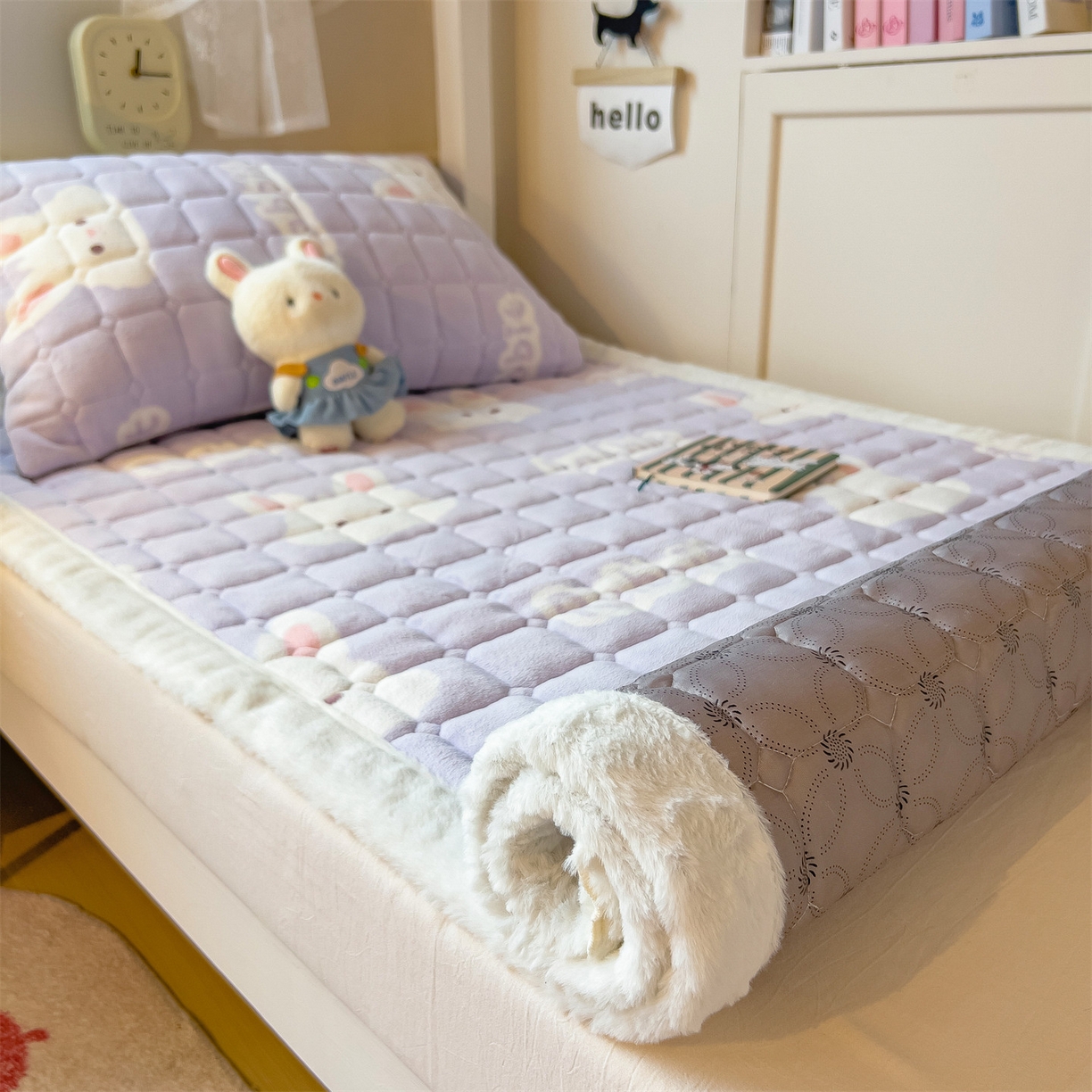 91家纺网 家纺一手货源 找家纺 丝幔家纺 2025新款牛奶绒印花床护垫学生款 大白兔紫