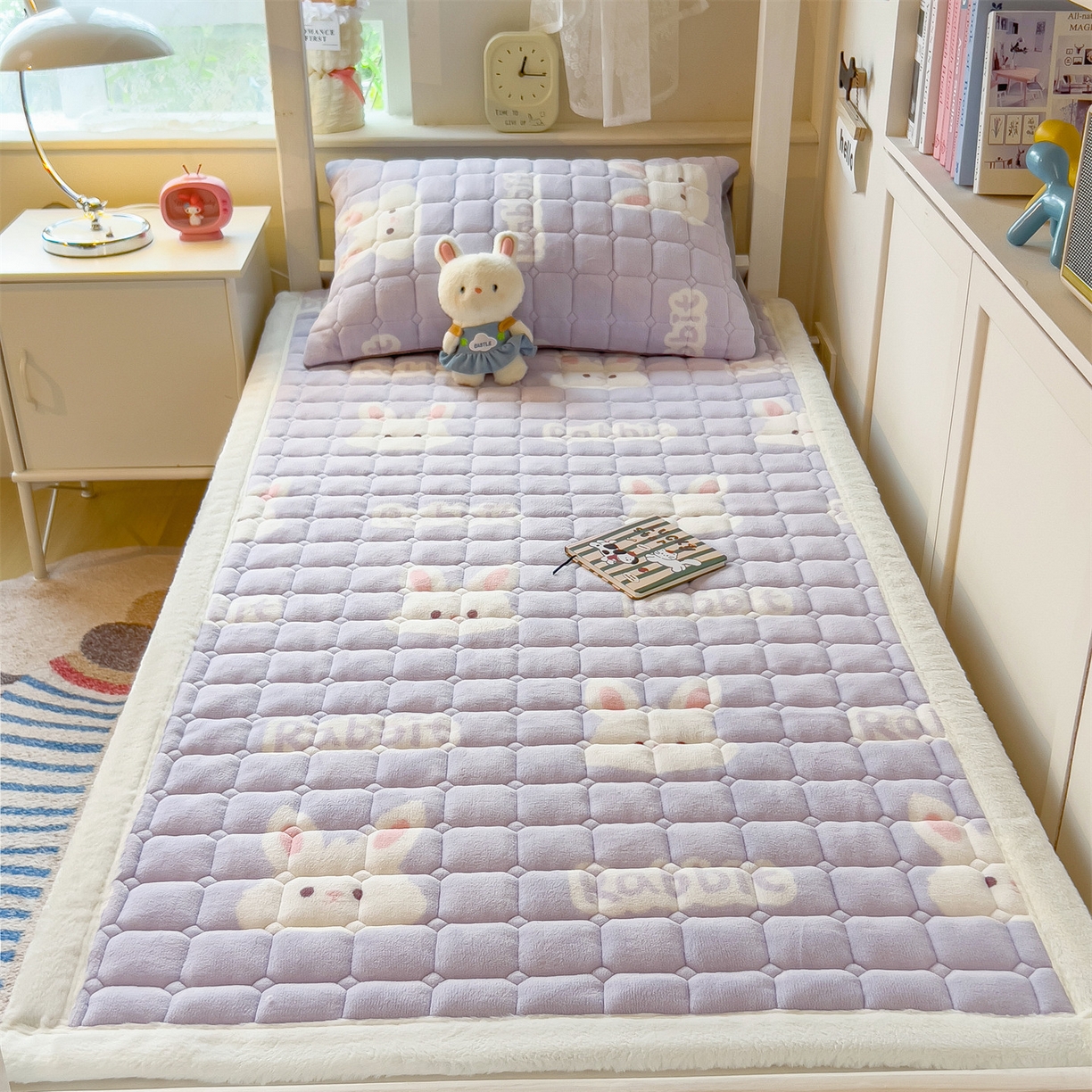 91家纺网 家纺一手货源 找家纺 丝幔家纺 2025新款牛奶绒印花床护垫学生款 大白兔紫