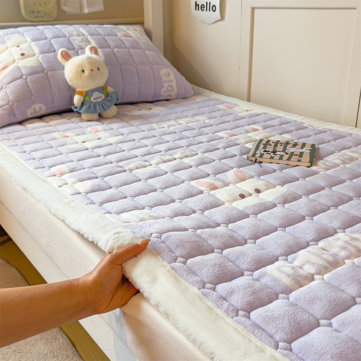 91家纺网 家纺一手货源 找家纺 丝幔家纺 2025新款牛奶绒印花床护垫学生款 大白兔紫