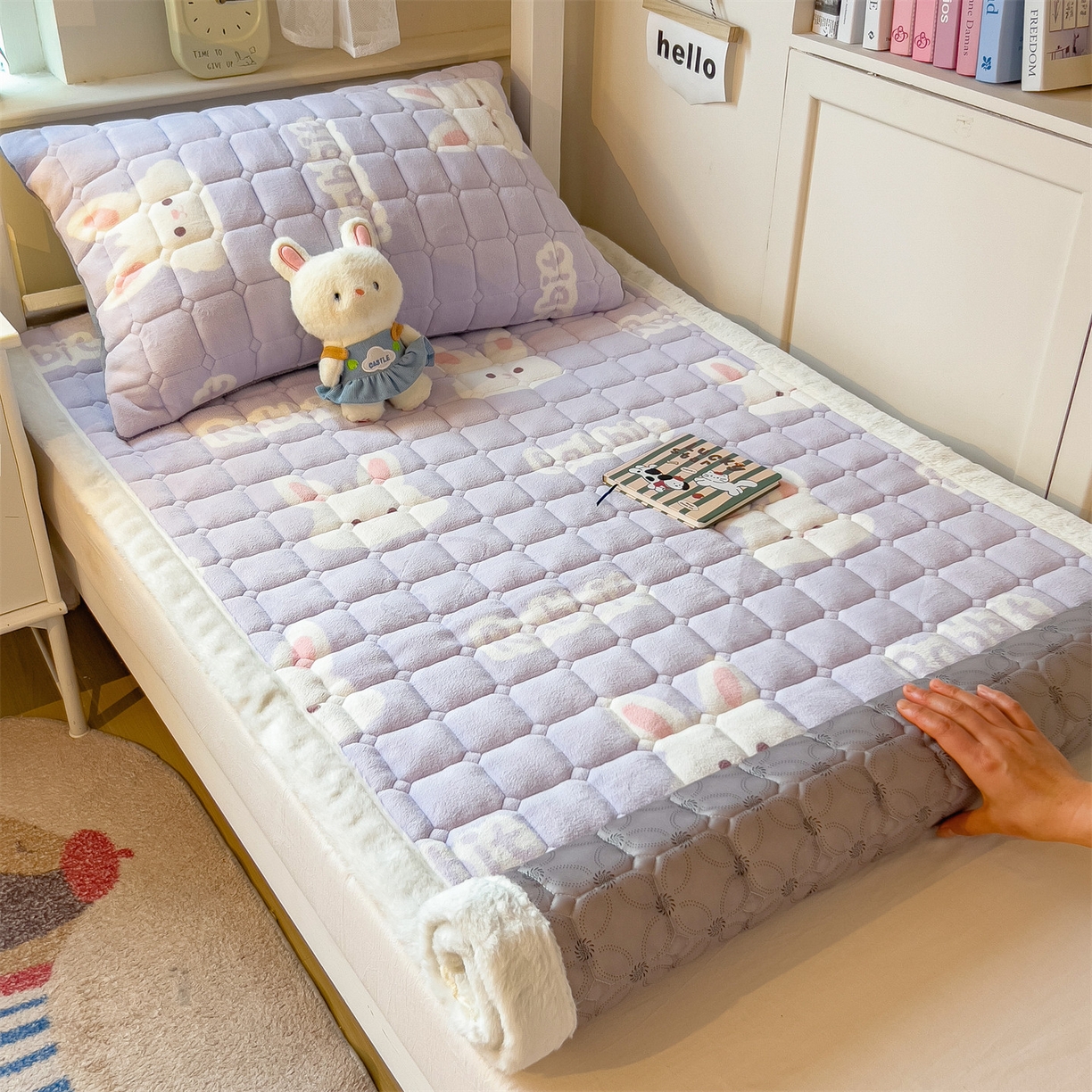 91家纺网 家纺一手货源 找家纺 丝幔家纺 2025新款牛奶绒印花床护垫学生款 大白兔紫