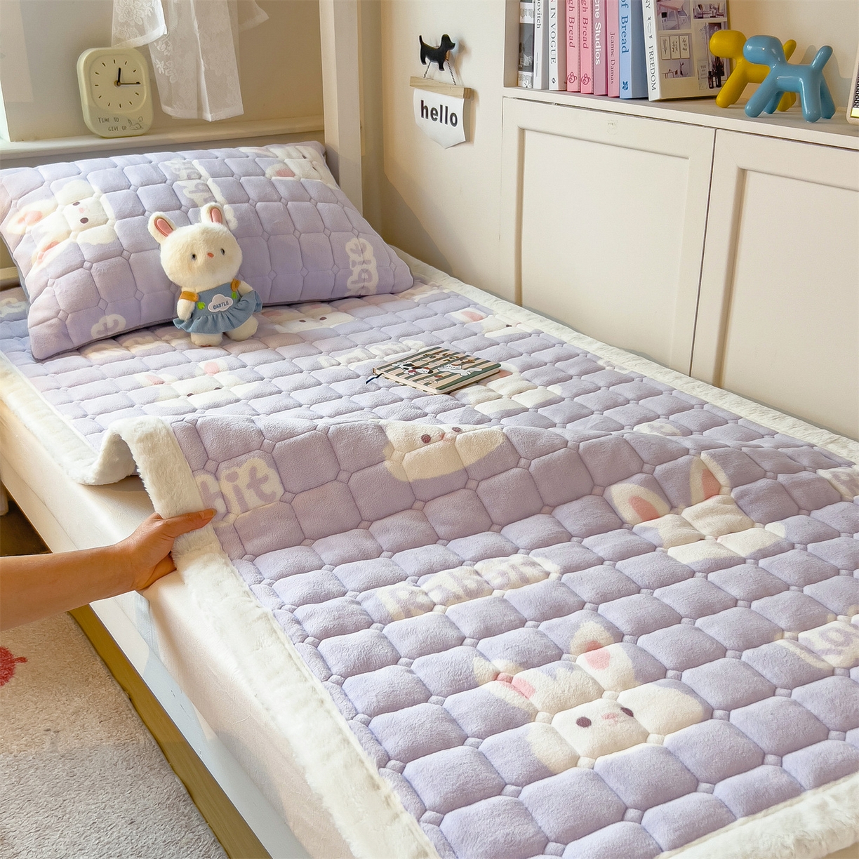 91家纺网 家纺一手货源 找家纺 丝幔家纺 2025新款牛奶绒印花床护垫学生款 大白兔紫