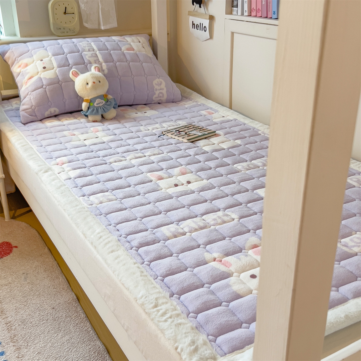 91家纺网 家纺一手货源 找家纺 丝幔家纺 2025新款牛奶绒印花床护垫学生款 大白兔紫