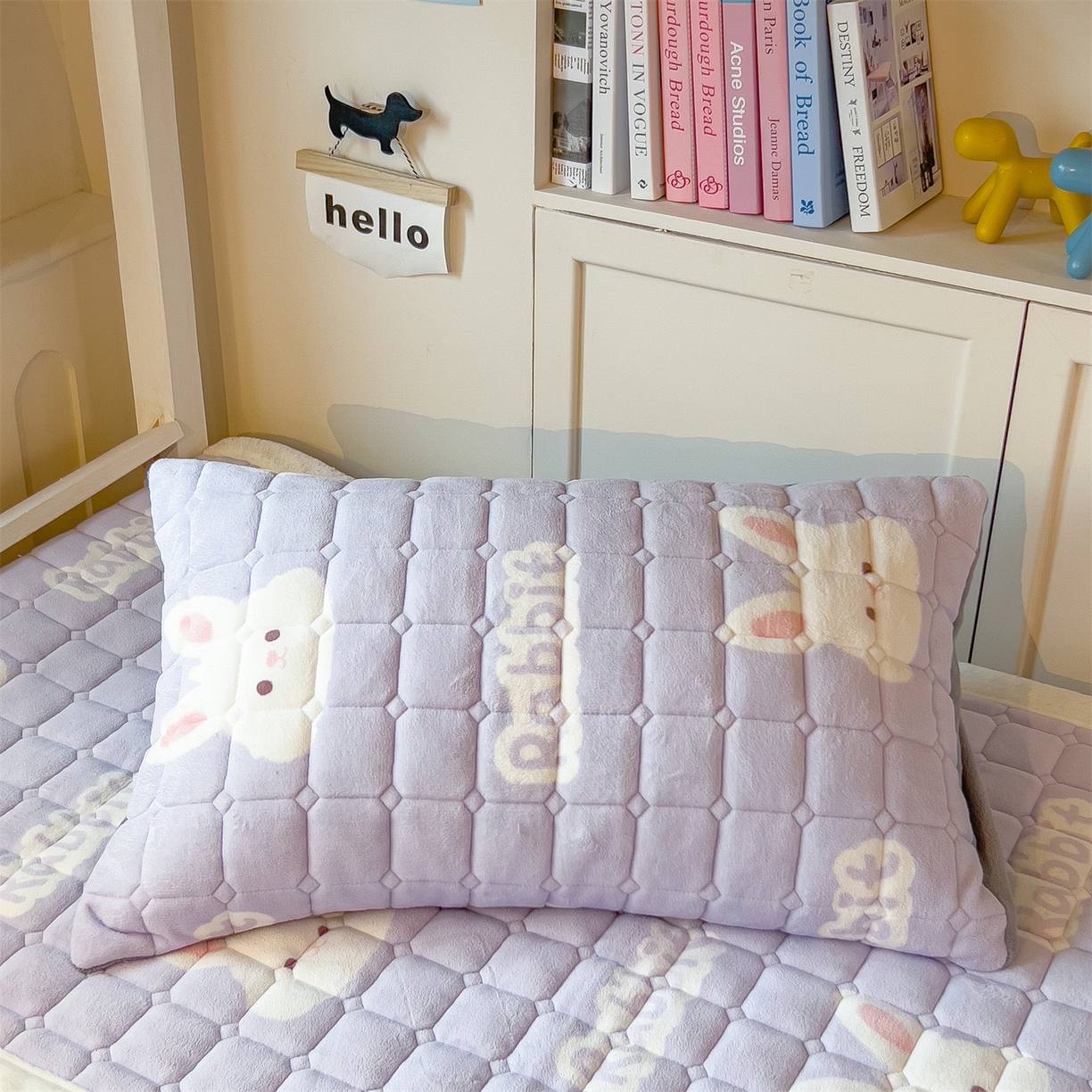 91家纺网 家纺一手货源 找家纺 丝幔家纺 2025新款牛奶绒印花床护垫学生款 大白兔紫