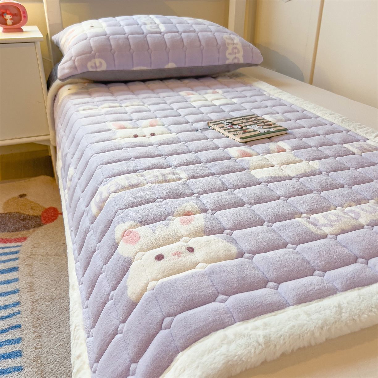 91家纺网 家纺一手货源 找家纺 丝幔家纺 2025新款牛奶绒印花床护垫学生款 大白兔紫