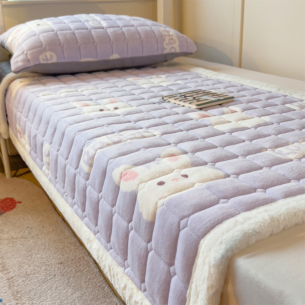 91家纺网 家纺一手货源 找家纺 丝幔家纺 2025新款牛奶绒印花床护垫学生款 大白兔紫