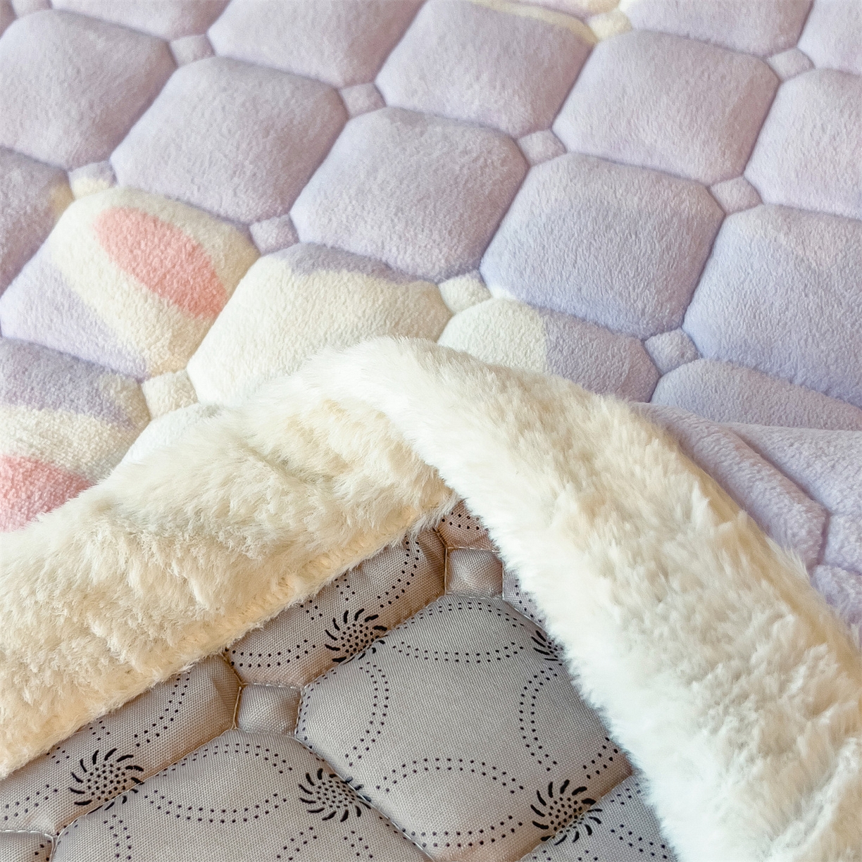 91家纺网 家纺一手货源 找家纺 丝幔家纺 2025新款牛奶绒印花床护垫学生款 大白兔紫